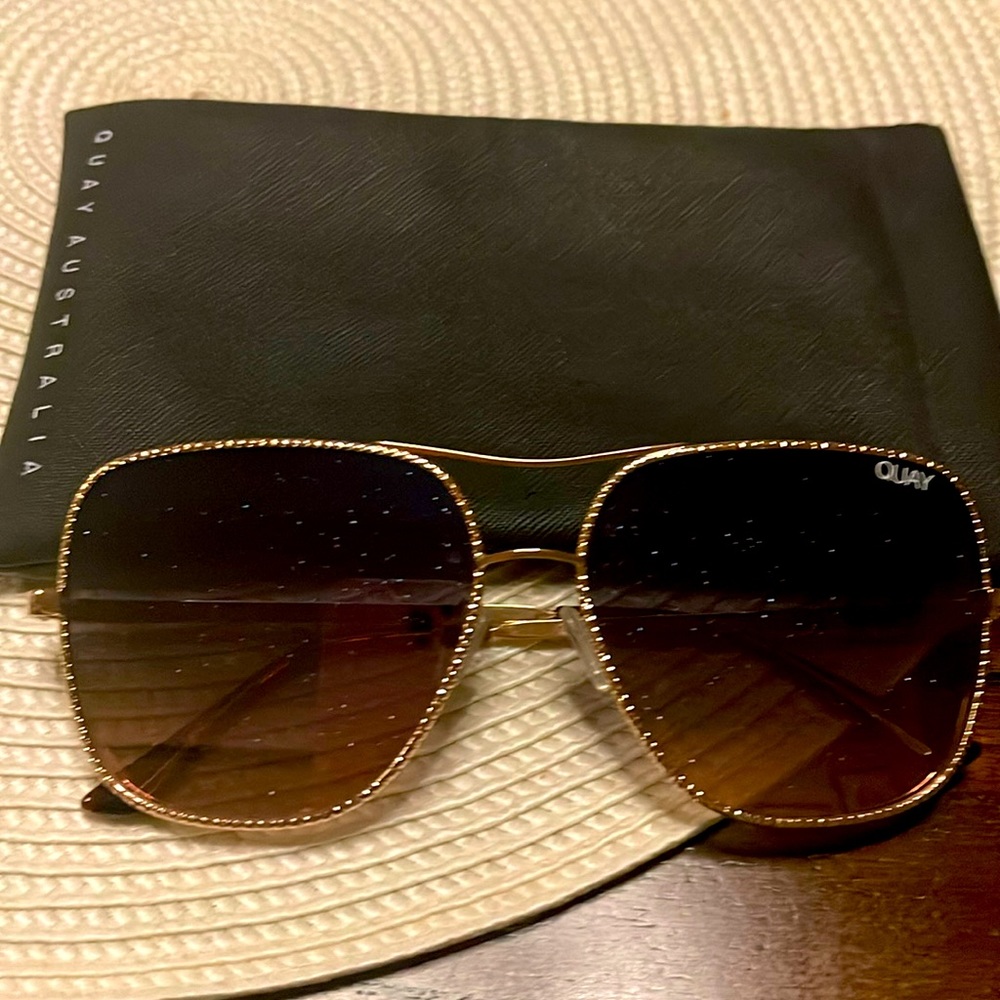 Quay sunglasses. Shimmer lens. Case included